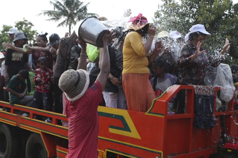 Phnom Penh bans water splashing, water guns for Khmer New Year